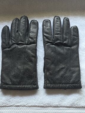isotoner ...women or  Mens  Black Leather Gloves...unworn ..no Tags.